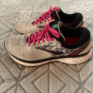 Women’s Brooks Running Shoes. 8.5